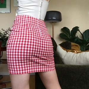 Mormors kjol - Högt sentimentalt värde pga mormors gamla kjol så inte helt säker på om jag vill sälja än tihihi, annars en otrolig kjol i kvalitet och dylikt <3