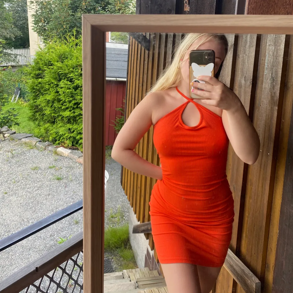 Röd-orange superfin klänning som formar ens kropp skitsnyggt. Den är ribbad å i ett mjukt tyg, köpt från Carlings märke STAY för ett tag sen men knappt använd. Banden är egentligen inte korsade utan det är jag som brukar ha dom så, man kan ha dom vanligt också ❤️ Skriv för fler bilder . Klänningar.