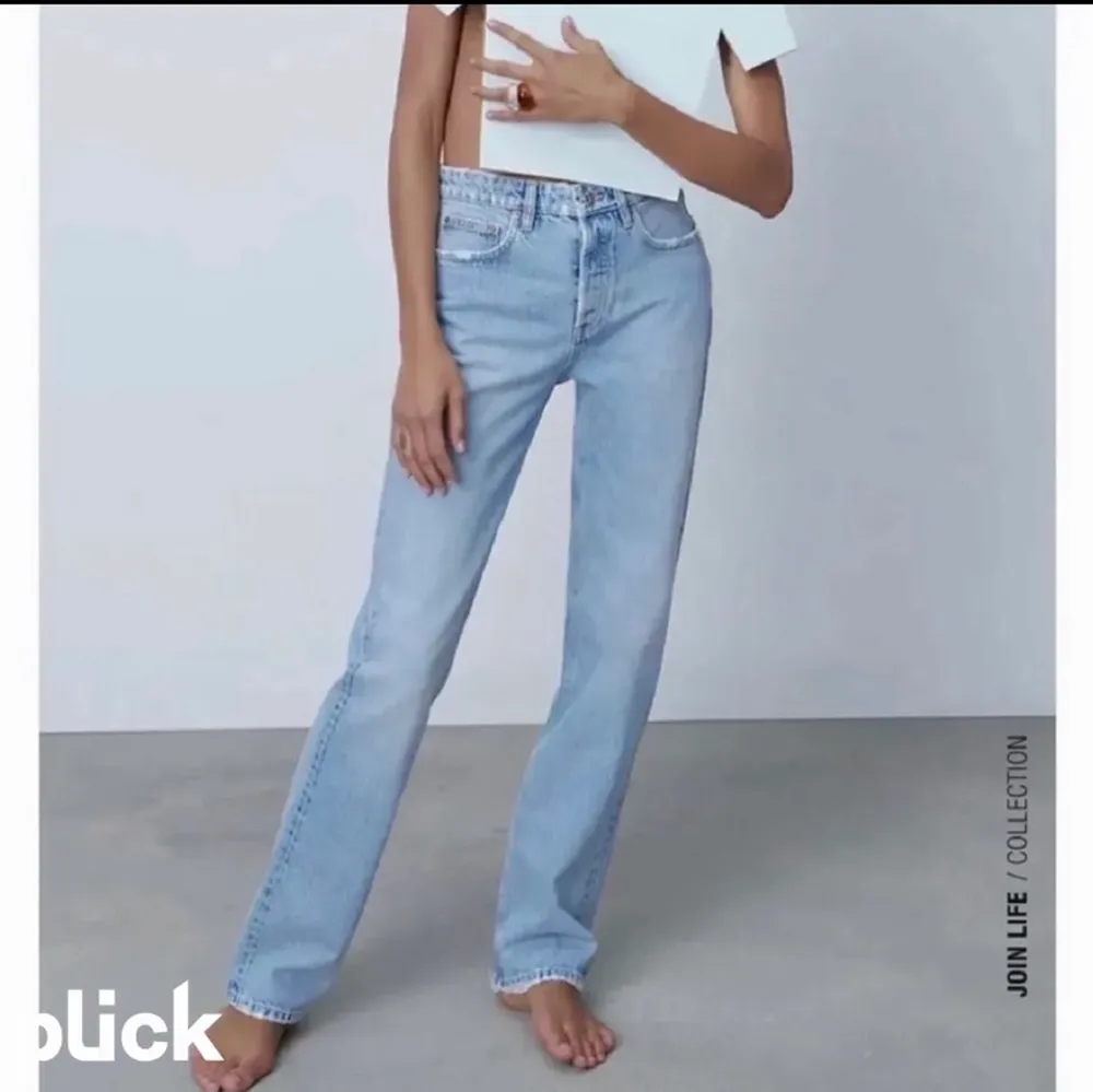 säljer mina populära zara jeans, dom är i bra skick och knappt använda💕 skriv privat för bilder. Jeans & Byxor.