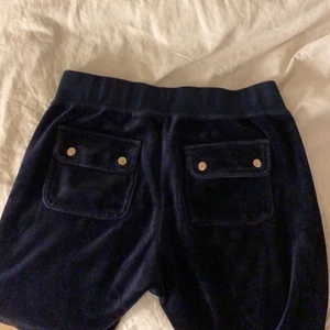 Juicy couture byxor - Säljer mina juicy couture mjukisbyxor då jag inte använder dem. De är i färgen marinblå och storlek xs. 