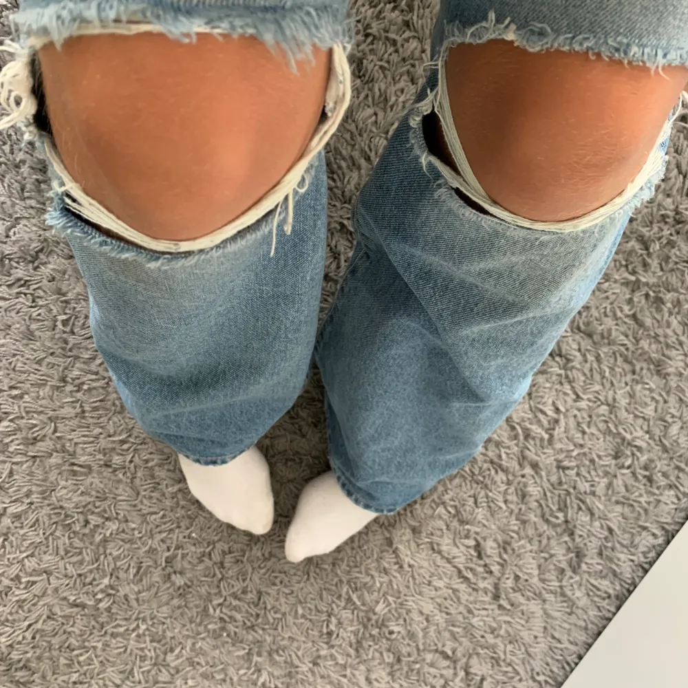 Säljer ett par jeans med hål på knäna, säljer för att de är för stora på mig och inte min stil💗 Jeansen är i bra skick och använda ca 3/4 gånger✨ nypris: 300kr🌠 (de 2 första bilderna är lånade) 🌌. Jeans & Byxor.