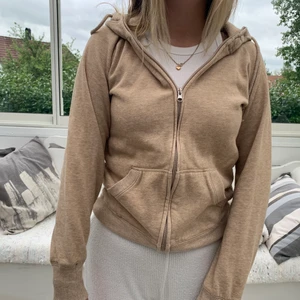beige zip-up hoodie - fin beige zip-up från cubus. storlek s i fint skick