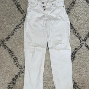 Vita byxor strl 36 - Fint skick! Köpta från HM, passar tyvärr inte mig längre i storleken