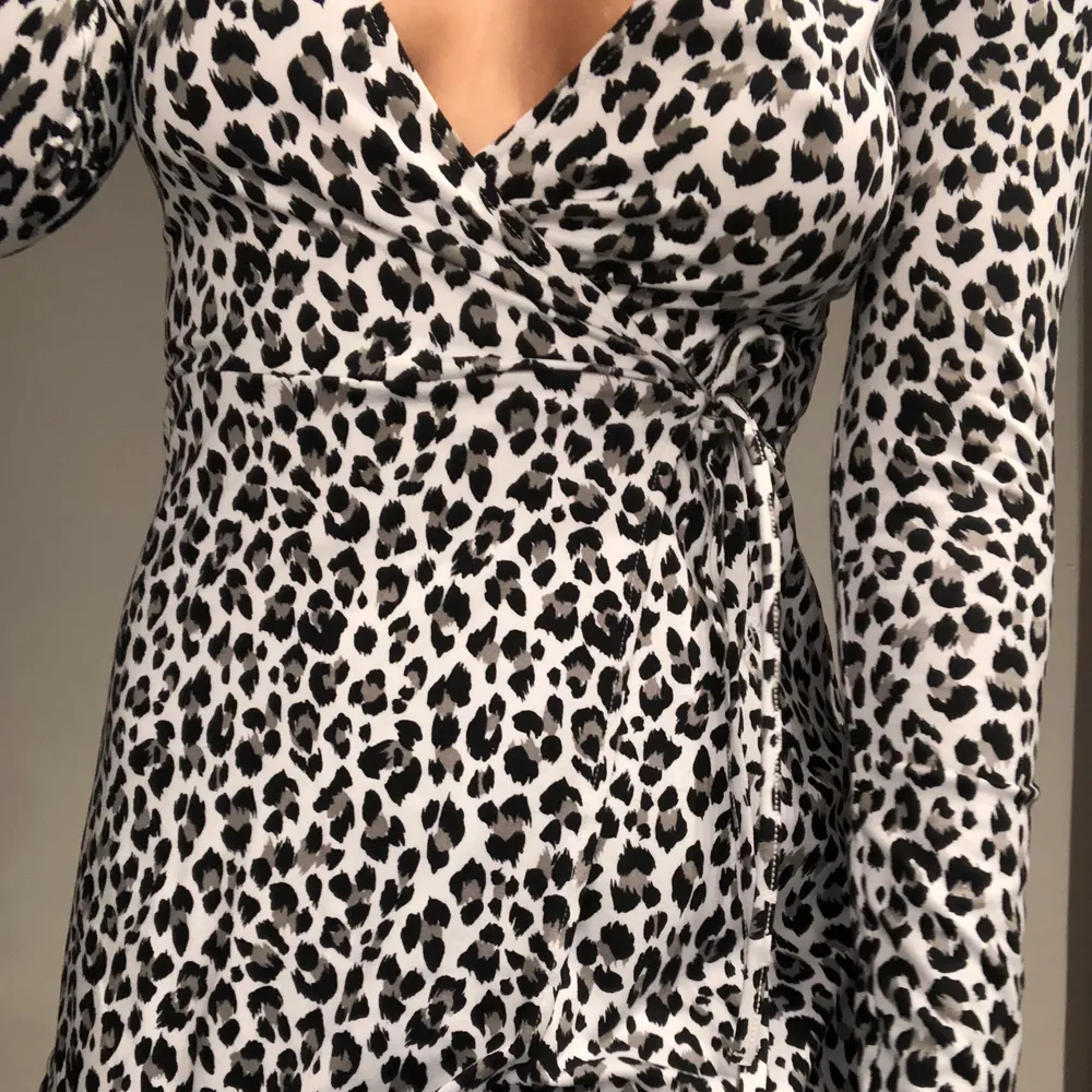 Kort omlottklänning i leopardmönster. Klänningar.