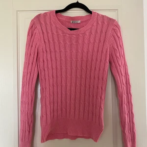 Stickad tröja  - Säljer denna stickade tröjan i storlek M, jättefin färg och inte stickig! Köparen står för frakten 💕