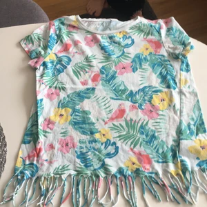 En färgglad sommar tröja  - En färg glad tröja som änvänts några gånger, är i ett väldigt bra skick.