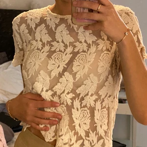 Mesh topp - Säljer denna fina mesh-toppen i jättebra skick. Skriv vid intresse ❤️