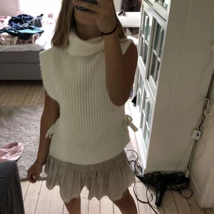 Vit tröja - Snygg vit väst/tröja. Använd 2/3 gånger, därav nyskick. Storlek S men passar XS-M, hör av er vid frågor💞💞