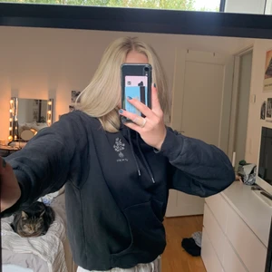 Broderad hoodie - Broderad hoodie från Monki🤎 säljer då den tyvärr inte kommer till användning längre. Vet tyvärr ej storleken men jag är en XS/S och 165 lång som referens! Säljer det för 100kr + 90kr frakt🤎 köpes direkt, alltså inga bud!😁 kolla gärna in min profil, säljer massvis med kläder jag vill bli av med!!