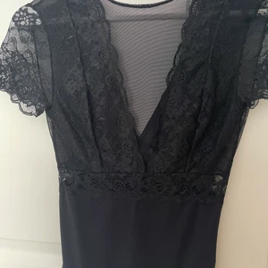 body - spetsbody! använd en gång. superfin men kommer inte till användning. öppen rygg och spets fram. 