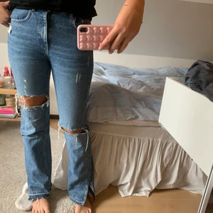 Pull&bear jeans - Väldigt populära jeansen med slits från pull&bear. Vid stort intresse sker budgivning💕