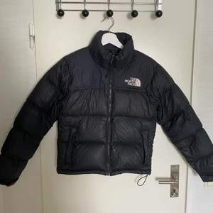 North face jacka - Säljer min northface jacka eftersom den har blivit för liten. Köpt i början av 2020 och har INGA DEFEKTER.