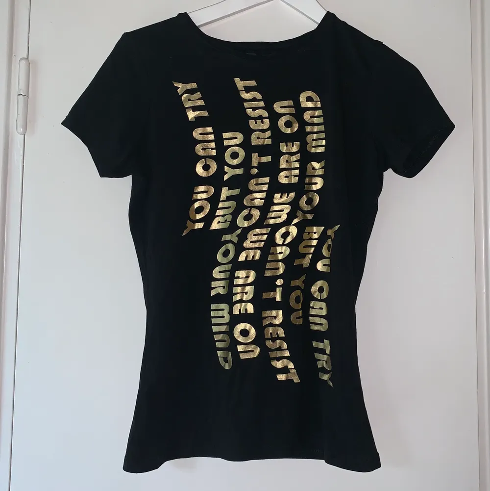 Svart T-shirt från Zara med guldig text ”You can try but you can’t resist we are on you mind”. Storlek M men passar mig som har S/XS. Figursydd men stretchig.. T-shirts.
