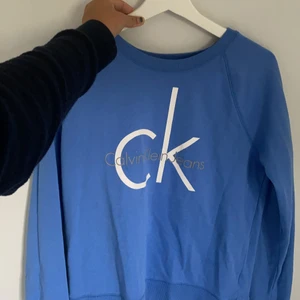 Calvin Klein sweatshirt💙 - Jättefin blå färg! Perfekt till hösten✨✨✨storleken är L men känns som en S!
