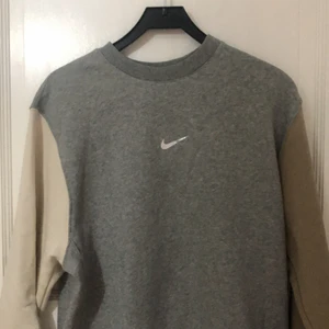 Nike sweatshirt colorblock - Säljer min helt oanvända Nike sweatshirt. Köpt för 400kr men passar inte mig och orkar inte frakta tillbaka den 