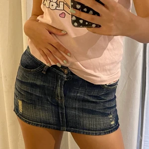 jättefin jeans kjol  - Mörkblå jeans kjol. Strl XS och väldigt bra skick 💕 Hör gärna av dig ifall du har några frågor!! ☺️