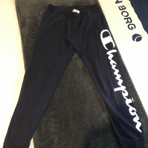 2st Champion byxor - Säljer 2 par champion byxor tillsammans eller separat. 75kr/st och 150kr för båda. Köparen står för frakten. Bild 1: Mörkblå och vita i storlek L mycket bra skick. Bild 2: Svarta och vita i storlek L bra skick.
