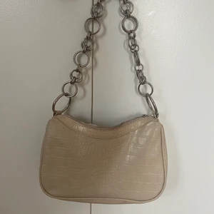 Beige väska - Säljer min super snygga beiga väska från Nelly😍
