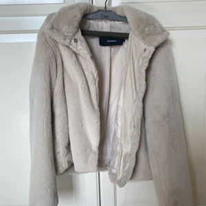 Pälsjacka - Superfin beige pälsjacka, storlek xs men passar även S (säljer även en liknande i rosa längre ner på min sida)