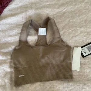 Oanvänd sport-bh - Säljer en jätteskön och snygg sport-bh som är lite ribbad. Storlek XS vilket inte passa mig så den är aldrig använd. Nypris: 450kr. Köparen står för frakten💕💕💕