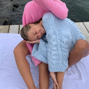 Blå stickad tröja - Superfin blå stickad tröja från nakd, väldigt oversize så skulle mer säga att den är en s/m i storleken💙knappt andvänd