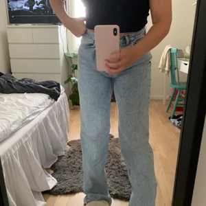 jeans från pull&bear i stl 34  - Säljer mina före detta favoritjeans!! De är ifrån pull&bear i stl 34 men passar även mig som vanligtvis har stl 36. 