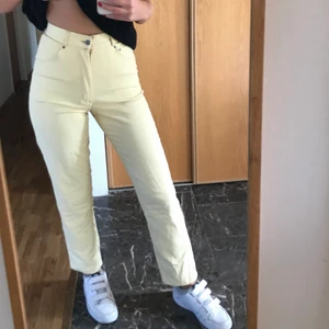Ljusgula jeans  - Sköna jeans med bra passform! Är lagom längd men kanske lite korta för mig som är 175 med långa ben. Jag är storlek S med waist 26.