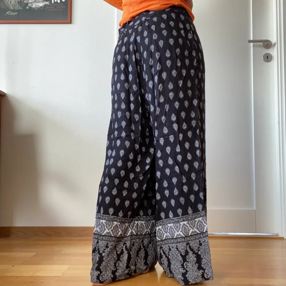 Härliga flowy pants 🌸🌸 stl 32 men lite uttöjda i midjan!. Jeans & Byxor.