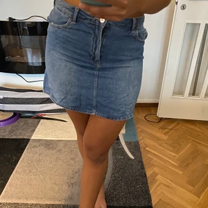 Jeanskjol  - Fin kort jeanskjol 🥰 perfekt skick!