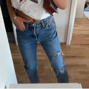 Ett par snygga jeans från Zara i storlek 36. Passar absolut en 34 också. Dem är midrise/midwaist och mycket efterfrågade! Köote här på plick men säljer pga att dem inte ritktigt passade mig💞 Bud från 200!