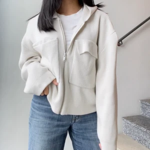 Jättemysig stickad kofta!! - Säljer en tjock, mjuk och framförallt jätteskön kofta från Gina Tricot, slutsåld!! Storlek L men sitter som en S. 💖💖 flarpen på ena fickan glömde jag att ta ut så båda fickorna ska se ut som den högra!!