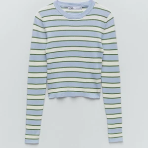 Randig tröja från Zara - Blå randig tröja från Zara. Sparsamt använd, i nyskick. Köpt för 229kr och är helt slutsåld. 180 + frakt
