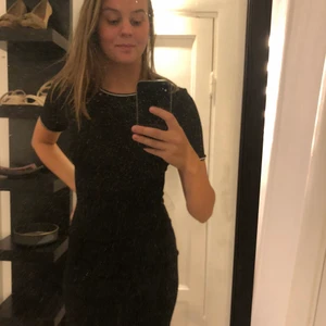 Svart ribbad klänning - En svart vardaglig men festlig klänning från H&M i storlek 36 men passar absolut dig som är 34. Skriv gärna i chatten för funderingar☺️☺️