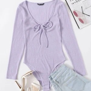 Gullig Bodysuit - Säljer denna underbara bodysuiten pågrund av att jag inte använder den längre. Har använt den ett fåtal gånger och den är fortfarande i perfekt skick. Inga fläckar, hål osv. Fungerar bra för både små och lite större bröst eftersom tyget är hyfsat stretchigt. Köpte den från shein, dock säljs den fortfarande inte där. Meddela mig för mer information❤️ (inte jag på bilden) 