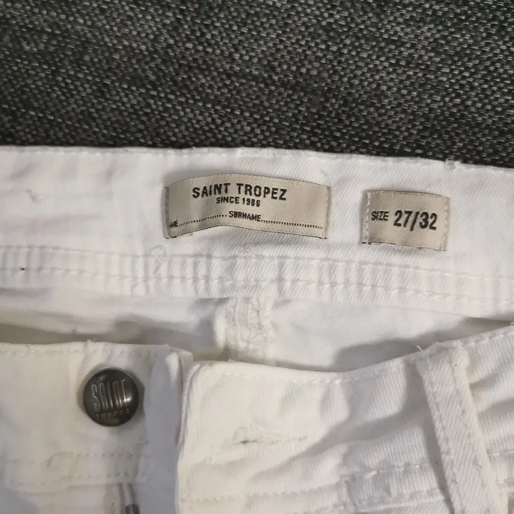 En jätte fin vit skinny byxor som passar XXS/XS. Änvändat inte förut. Köpte 799kr säljer 500kr. Pris kan deskotera. . Jeans & Byxor.