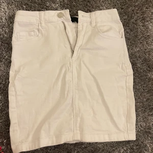 Vit jeanskjol - Super fint vit jeanskjol!! Knappt använd!