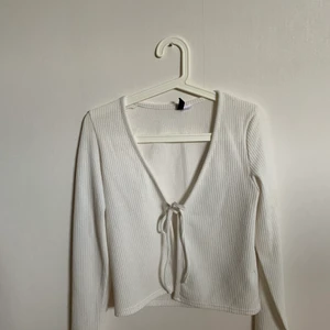 Topp med knyte  - Topp med knyte från hm, använd Max 5 ggr så är i väldigt bra skick💕storlek m men är lite liten i storleken så passar även s💕