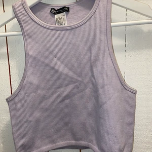 Lila linne - Säljer detta fina linne från Zara då det inte kommer till användning! Stretchigt material så passar från strl S-L. I nyskick, aldrig använd ❣️ köpare står för frakten