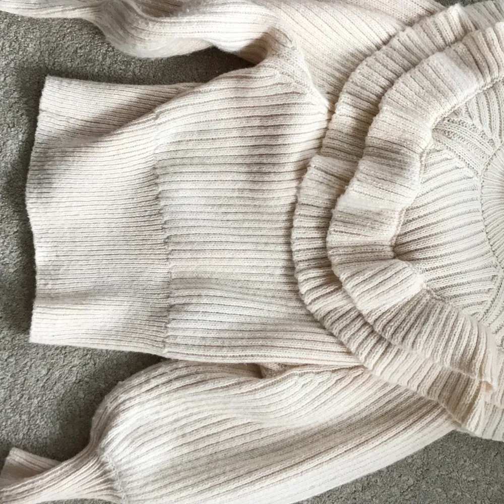 Jätte fin tjock tröja som inte kommer till användning längre. Original pris 300kr . Hupparit & Collegepaidat.