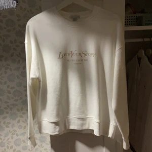 Vit Sweatshirt storlek M - Vit sweatshirt, aldrig använd, från new yorker. Orginal pris: 150kr. 