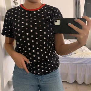Champion T-shirt  - Fin och nästan oanvänd T-shirt köpt på kidsbrandstore, den är i barnstolen xl men sitter som en S på mig 