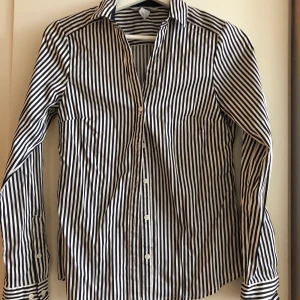 Figursydd skjorta  - Jättefin skjorta, som tyvärr aldrig blivit använd 