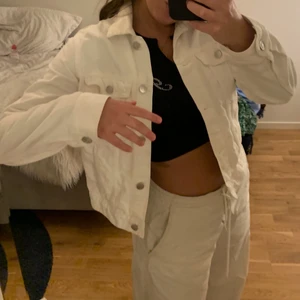 Vit jeansjacka - Superfräsch vit jeansjacka med den perfekta passformen, bara använt ett fåtal gånger, som ny med andra ord. Frakt: 72kr 🥰🥰