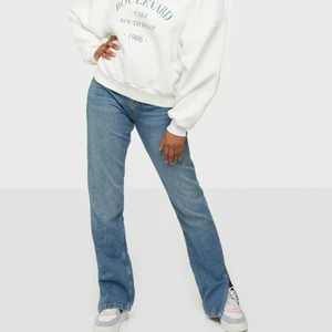 Jeans - Helt oanvända blåa jeans med slits nertill från NLY jeans. Köpta för 599kr. Alla lappar är kvar & även påsen den kom i! Skriv för fler bilder eller mer information!