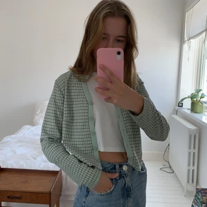 Kofta köpt på brandy melville!💕 - Säljer min kofta som jag köpte på brandy melville! Sparsamt använd och fortfarande i nyskick! Jätte bekväm!! ONE SIZE. 💕💕 Skulle säga storlek XS/S. Frakt ingår ej i priset.🤗🕺🏼