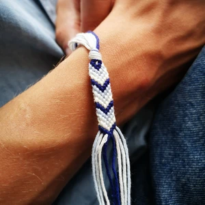 Vänskapsarmband - Gör mina egna vänskapsarmband i olika mönster och färger. Kan fixa ungefär vad som på förfrågan! Frakt ingår i priset🥰 blir självklart billigare då om man beställer fler. 