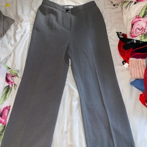 Gråa raka kostymbyxor - Gråa kostymbyxor som är raka i benen. Storlek 38, men passar snarare som 36, kanske 34 om man vill att dom ska sitta lite lösare.