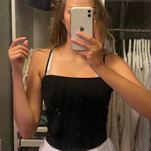 Svart topp - Svart topp som inte har använts så mycket. Väldigt nödvändig topp att ha då den är lätt att styla till allt! Frakt inräknat i priset!🤍