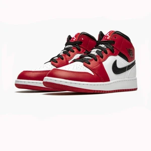 Air Jordan 1 mid chicago white heel 2020 - Skorna är svårhittade billigt i denna storlek. De är köpta i februari detta år för 2800kr på GOAT. Men inte använt så ofta då de var små i storleken. Skorna är i bra skick. De är lite creasade, dock går det att fixa. Du får med skorna i original boxen. 