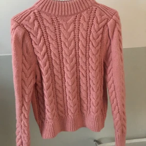 Superfin tröja - Säljer en supermysig tröja från H&M, endast använd en gång.  Perfekt till sommarkvällar eller nu till hösten💓💞💕